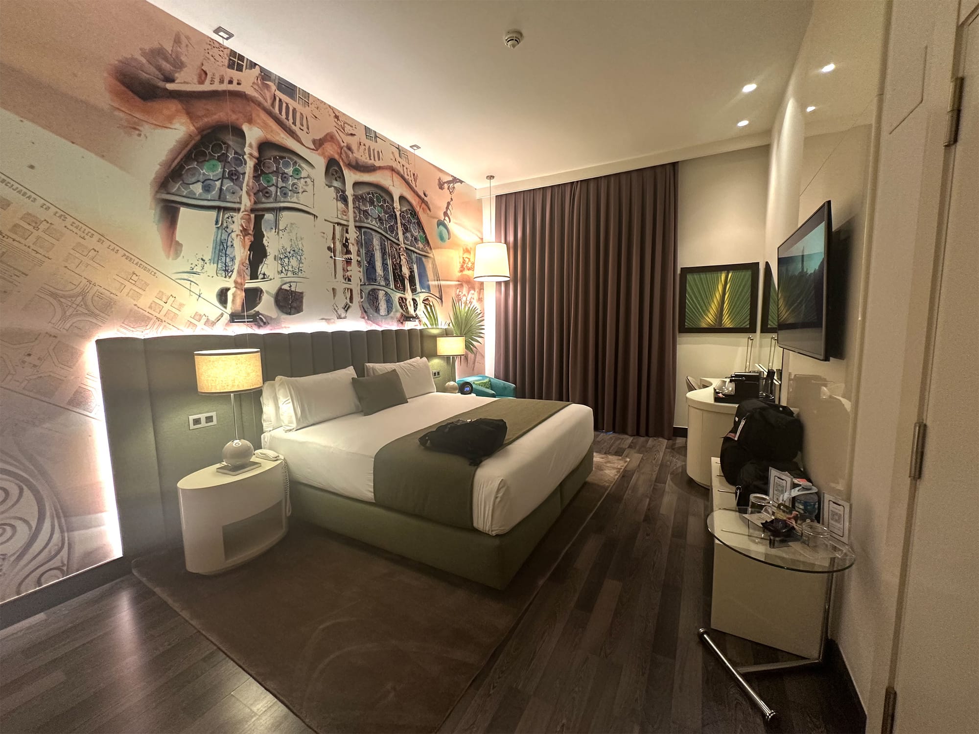 Queen size bed in hotel room.