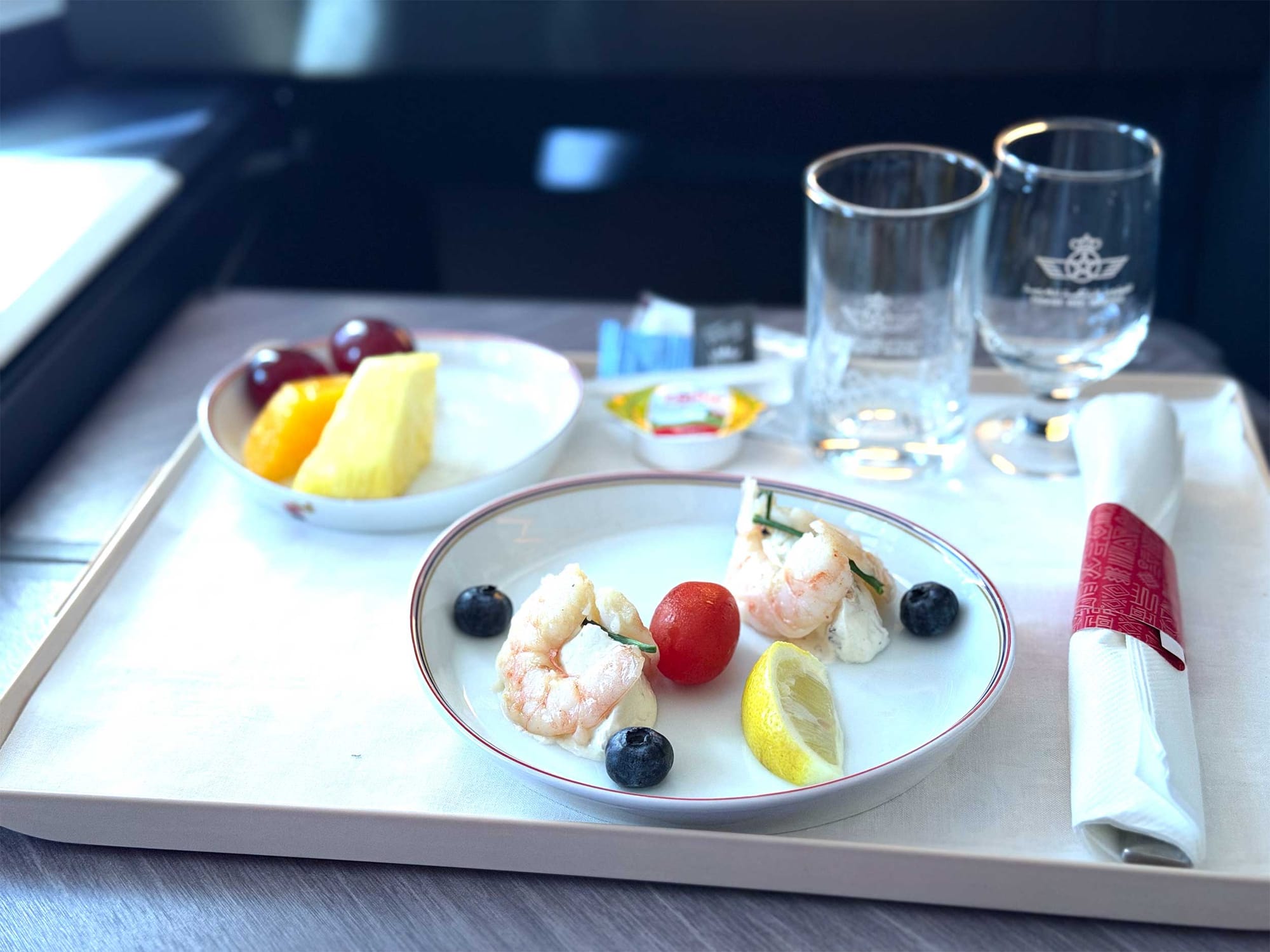 Tray with an appetizer of prawns.