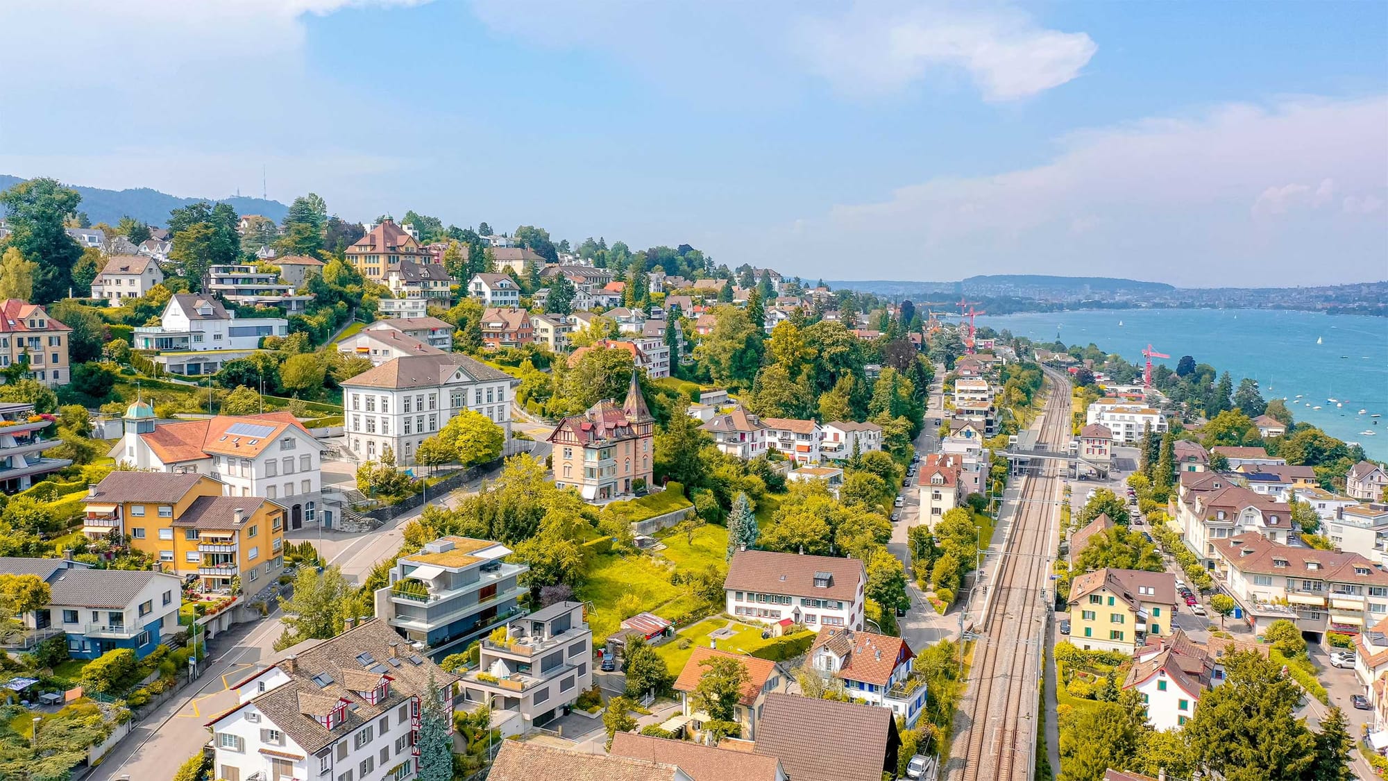 Homes in Kilchberg on hillside near water.