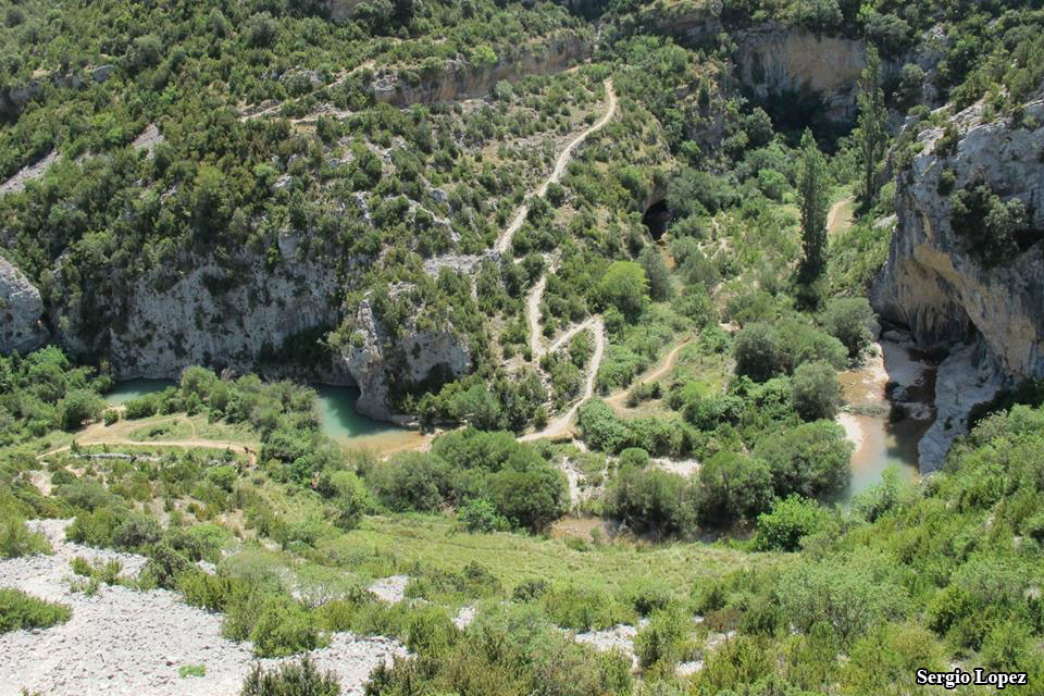 The trail down to the river which is the peak of turquoise magic. Photo by Sergio Lopez.