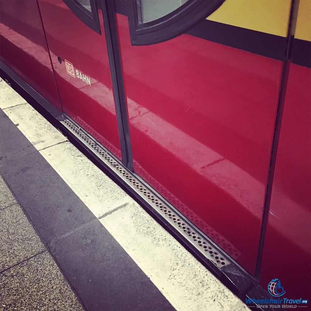 PHOTO DESCRIPTION: Gap between S-Bahn train door and station platform.