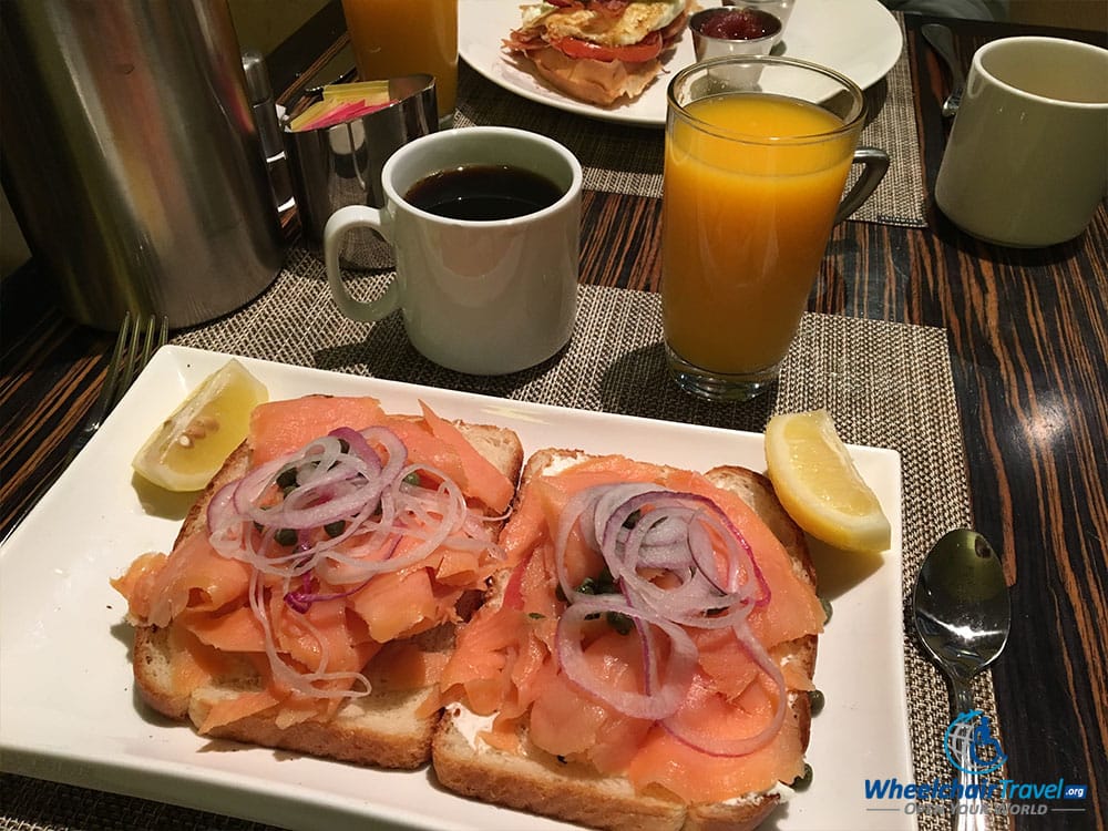 PHOTO: Breakfast at Shor Restaurant, Hyatt Regency Chicago.