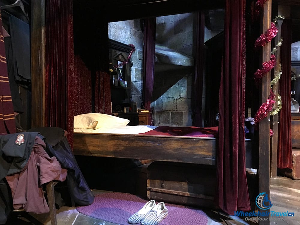 Harry Potter bunk bed, Gryffindor dormitory