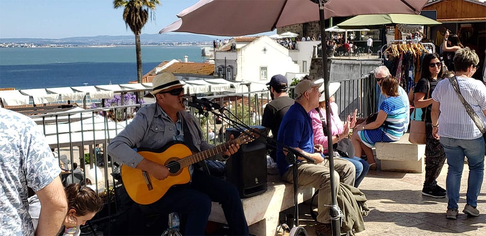 Musical performer at the Portas do Sol lookout.