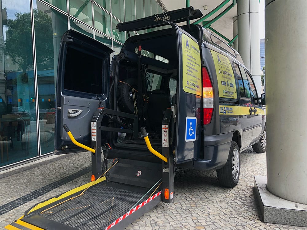 Especial Coop accessible taxi with wheelchair lift in Rio de Janeiro.