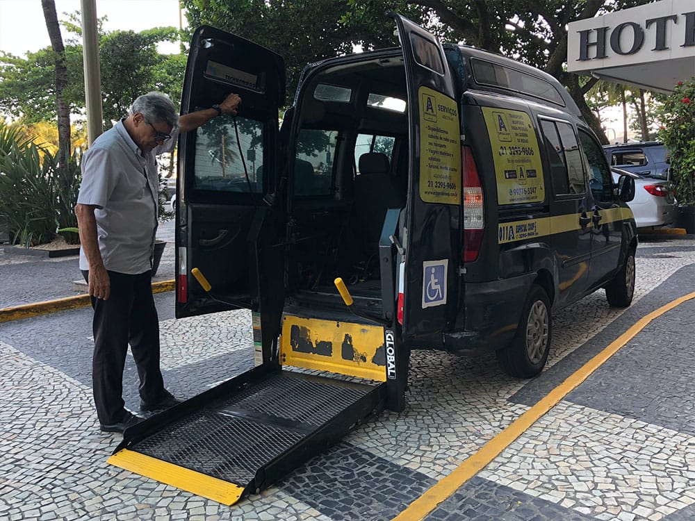 Especial Coop accessible taxi with wheelchair lift in Rio de Janeiro.