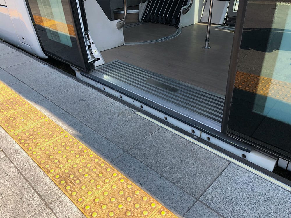 Level-entry between tram and platform.