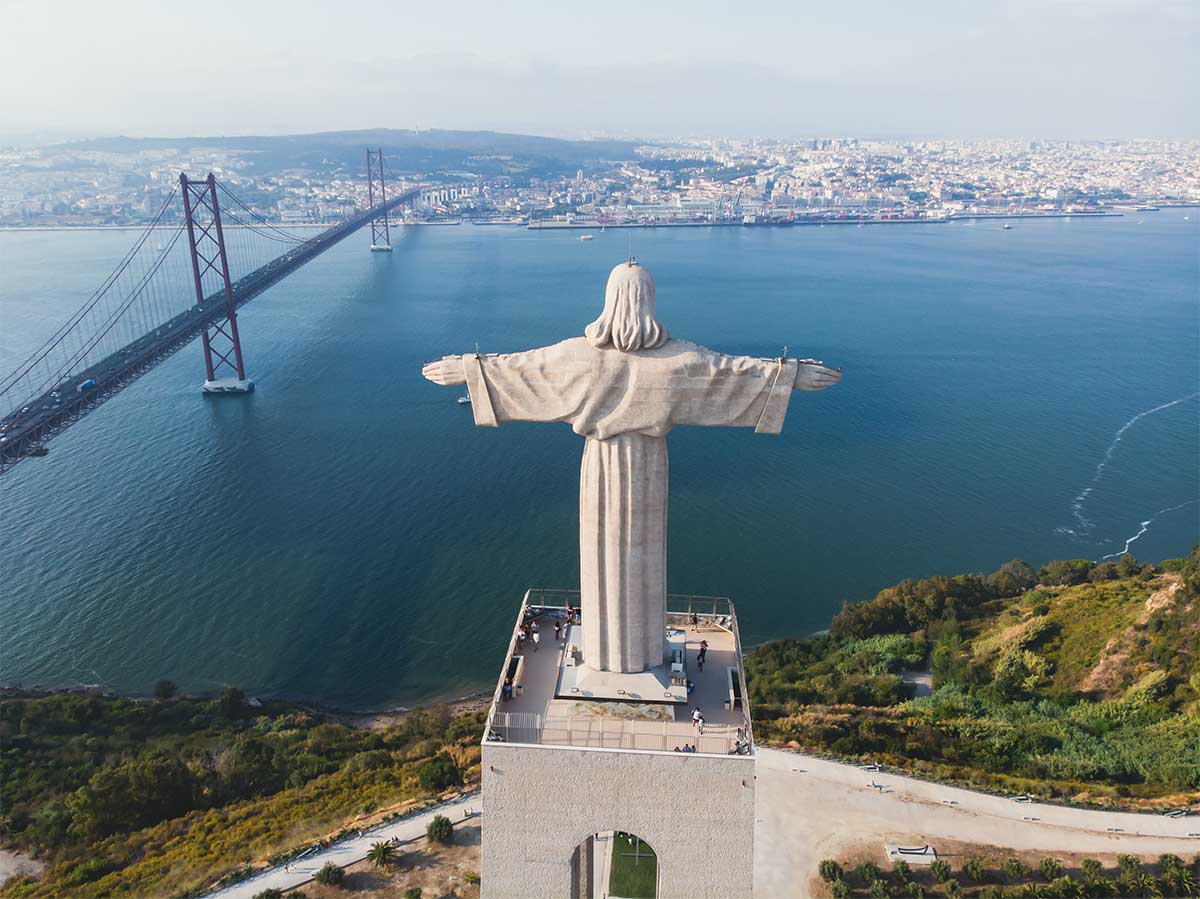 Cristo Rei statue and 25 de Abril Bridge.