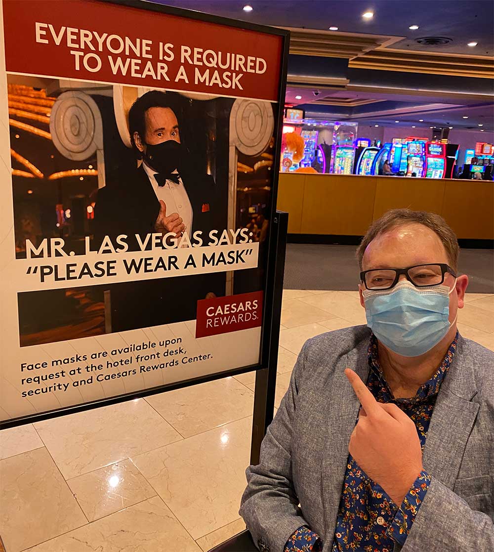 Sign that says everyone is required to wear a mask.