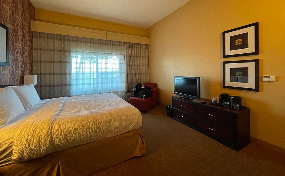 King size bed in hotel room.