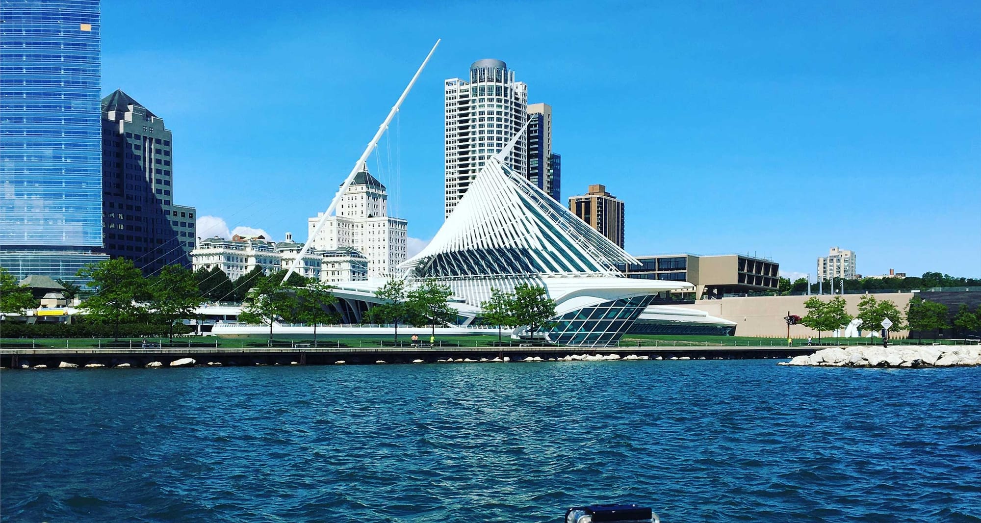 Milwaukee Art Museum along lakefront.