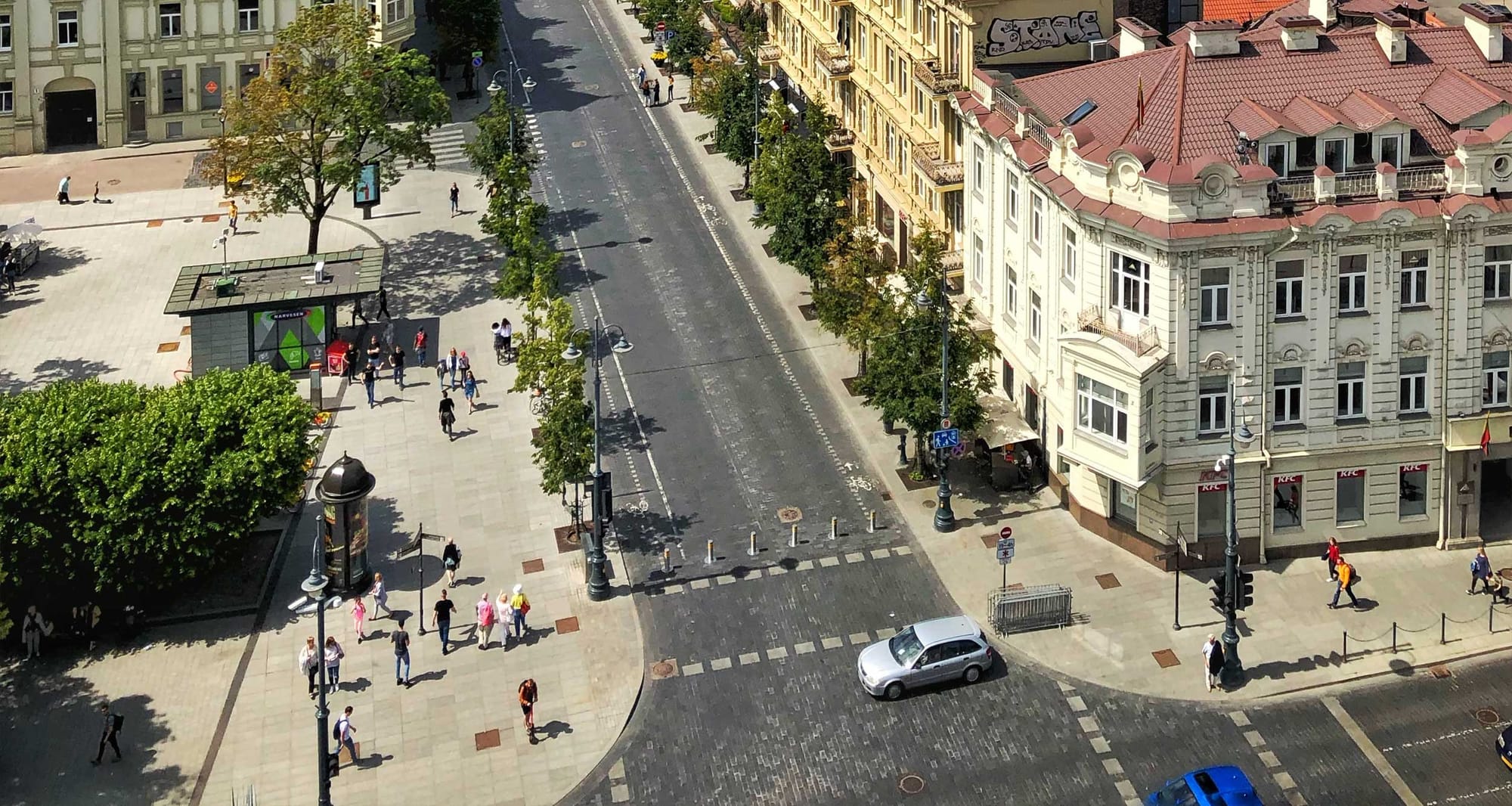 Aerial view of an accessible sidewalk and pedestrian zone in Vilnius, Lithuania.