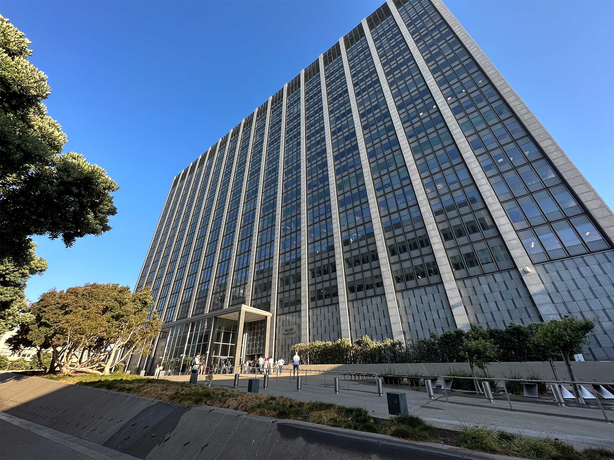 Exterior of federal courthouse building in San Francisco, at a height of about 20 stories.