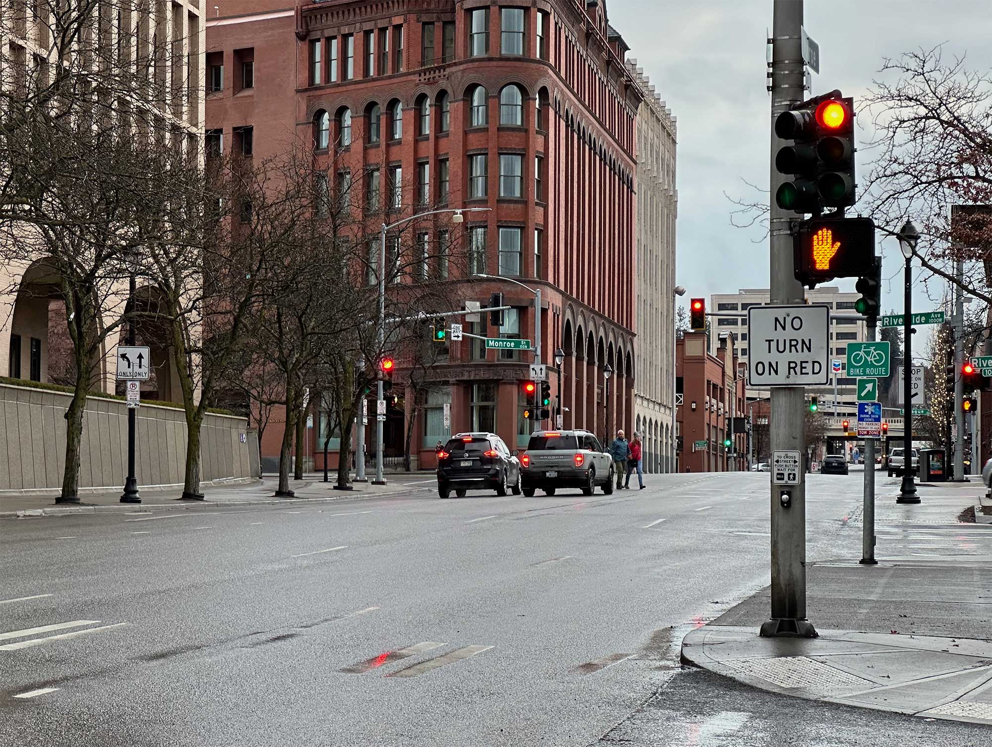 No turn on red sign at a street intersection.